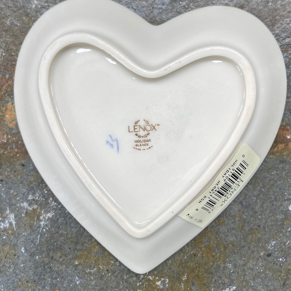 Heart-Shaped Holiday Dish with Holly Design - Picture 3 of 4